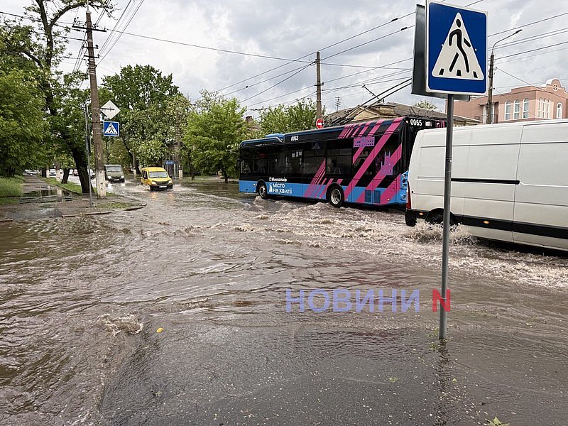 Николаев накрыл мощный ливень с грозой: машины плывут по дороге