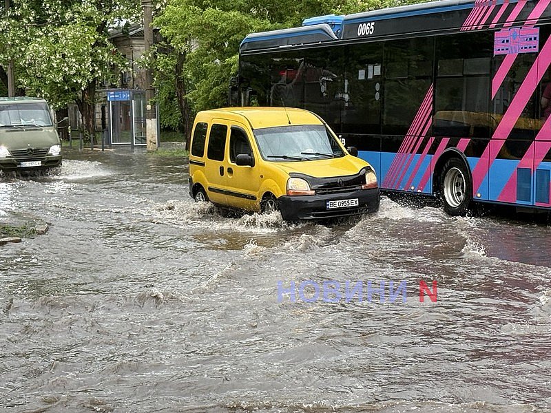 Николаев накрыл мощный ливень с грозой: машины плывут по дороге