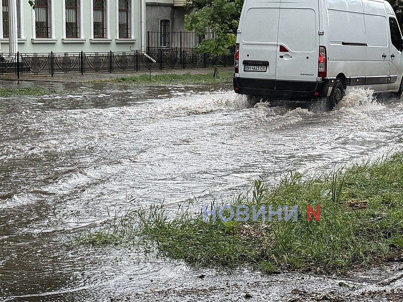 Миколаїв накрила потужна злива з грозою: машини пливуть по дорозі