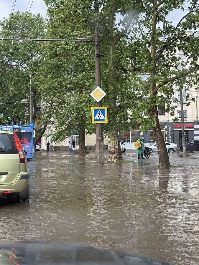 Центр Николаева затопило после мощного дождя
