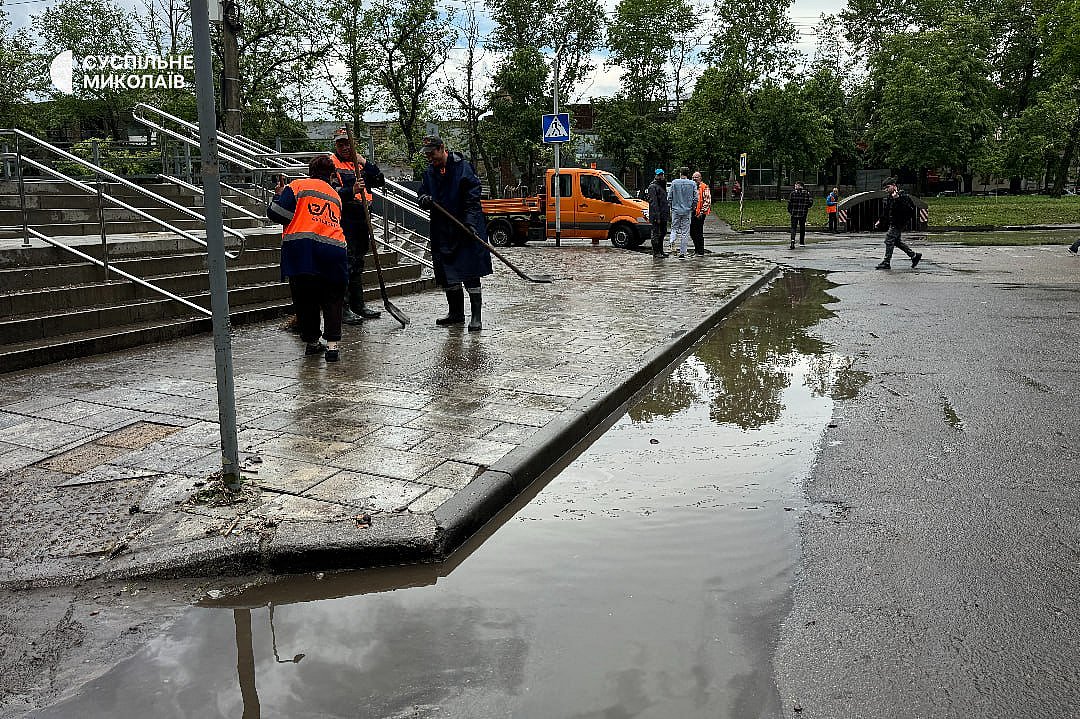 На парковке в Николаеве затопило автомобили: фото последствий