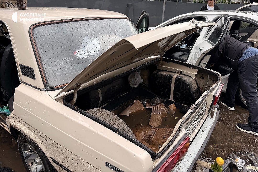 На парковке в Николаеве затопило автомобили: фото последствий