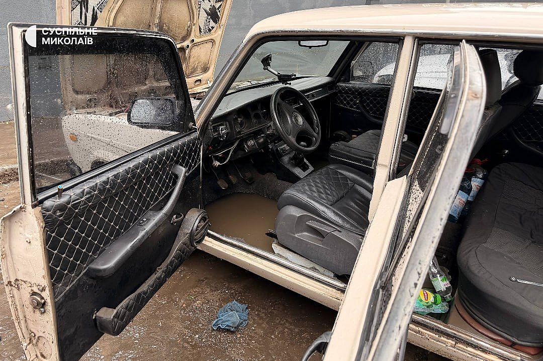 На парковке в Николаеве затопило автомобили: фото последствий