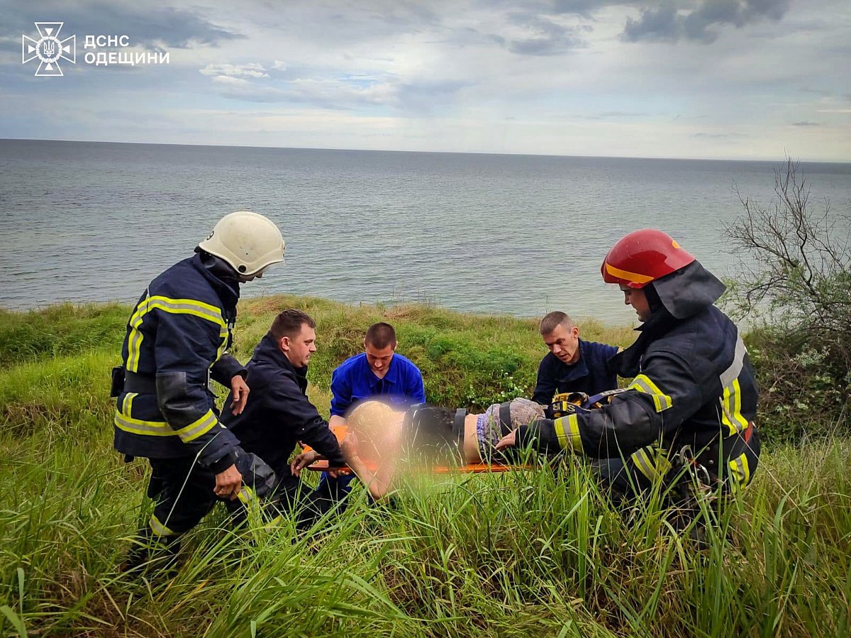 На Одещині дівчина впала з урвища