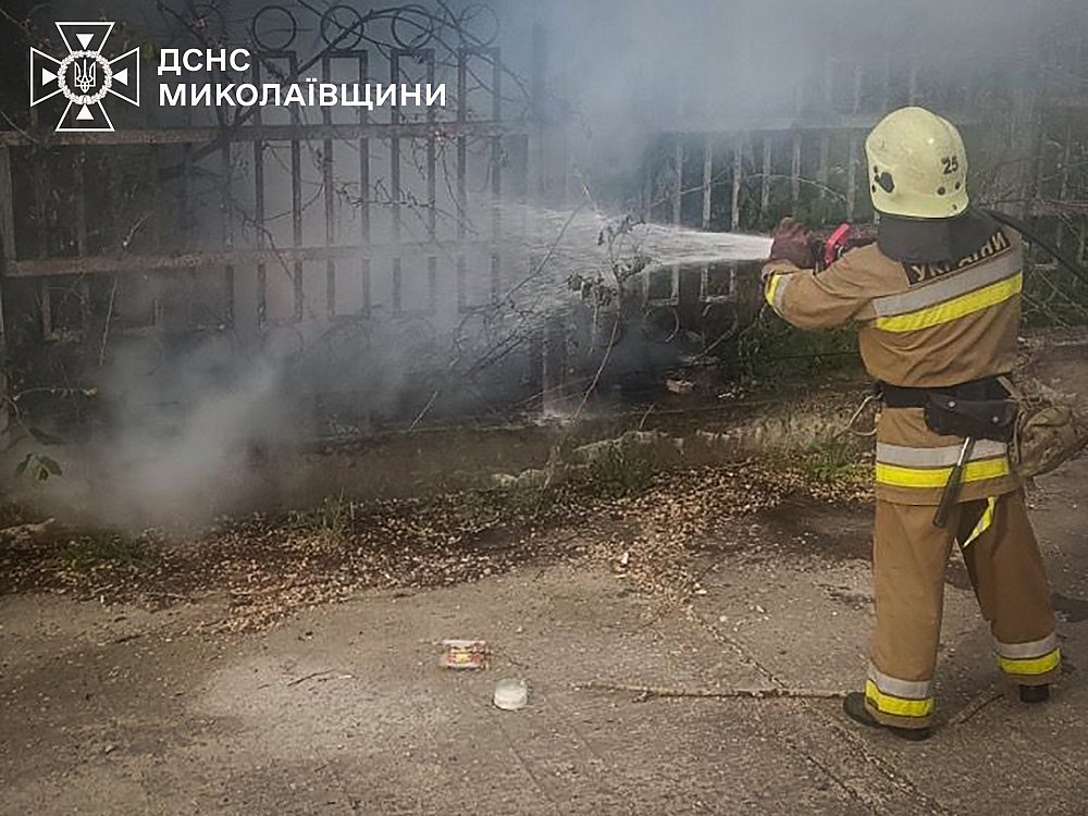 На месте падения обломков дронов в Николаеве возник пожар. Фото иллюстрационное