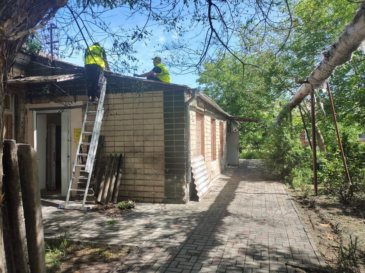 Появились фото последствий падения обломков дронов на больницу в Николаеве