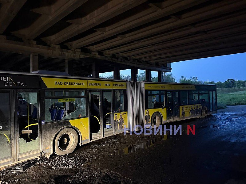 Під мостом у Миколаєві рік гниє автобус із Німеччини: салон перетворили на нічліжку (фото, відео)