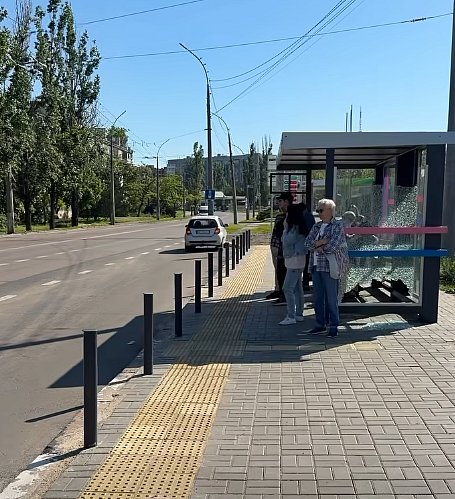 Невідомі пошкодили оновлену зупинку у Миколаєві