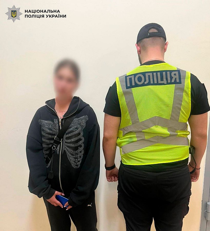 В Киеве девушка ударила бутылкой по голове военного после замечания в троллейбусе