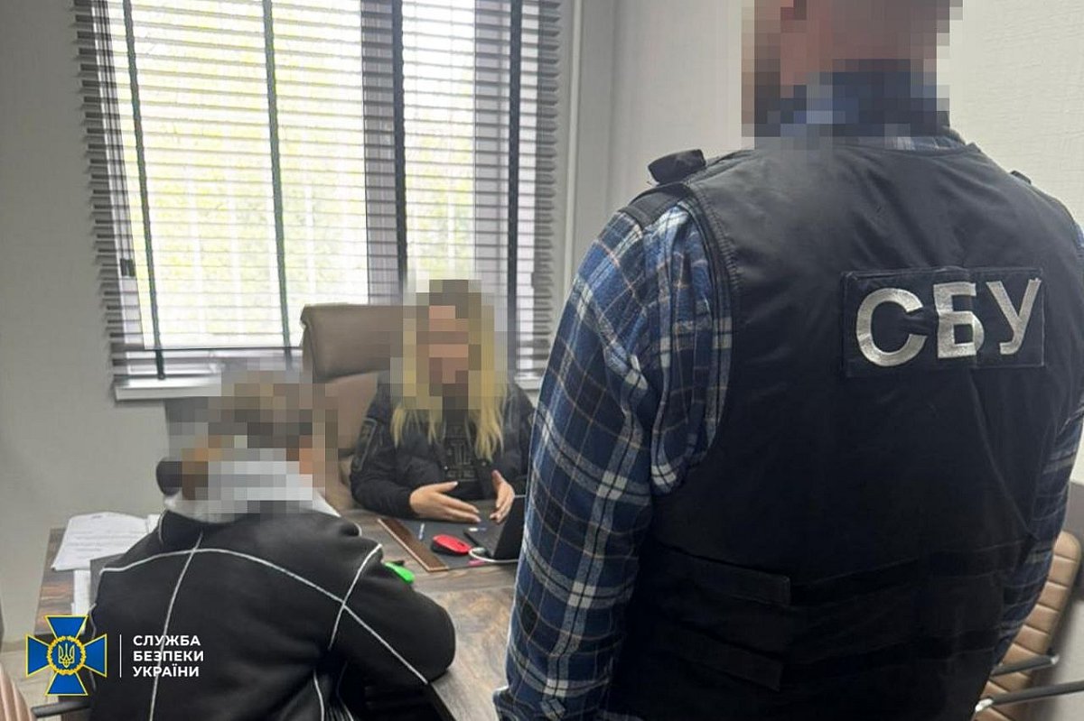 Вклеивали фото заказчиков в иностранные паспорта: в Николаевской области разоблачили схему для уклонистов