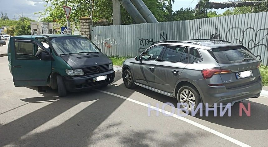 Mercedes и Skoda столкнулись на въезде в «Эпицентр» в Николаеве. Фото: «Новости-N»