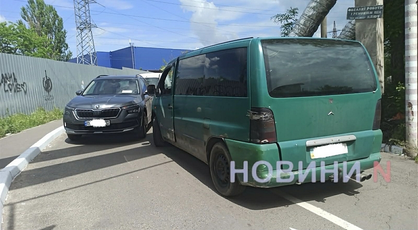 Mercedes и Skoda столкнулись на въезде в «Эпицентр» в Николаеве