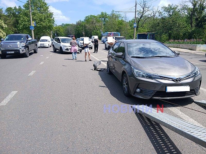Остановивился из-за траурной колонны: Toyota и Ford столкнулись на проспекте в Николаеве 