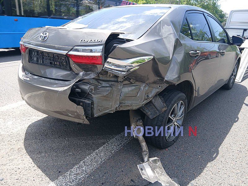 Остановивился из-за траурной колонны: Toyota и Ford столкнулись на проспекте в Николаеве 
