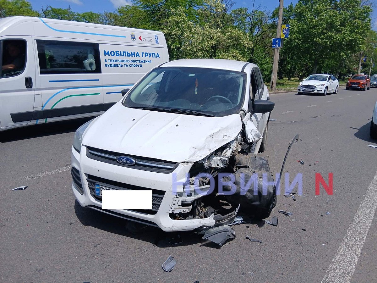 Остановивился из-за траурной колонны: Toyota и Ford столкнулись на проспекте в Николаеве 
