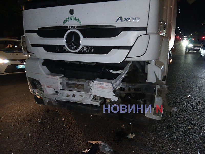 Фура врізалася в ЗАЗ у Миколаєві: постраждалих відвезла швидка