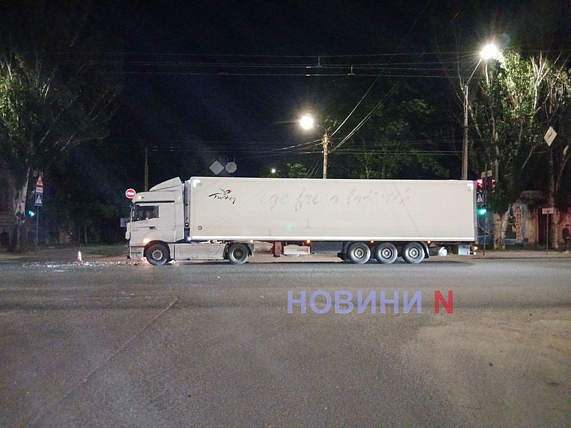 Фура врізалася в ЗАЗ у Миколаєві: постраждалих відвезла швидка