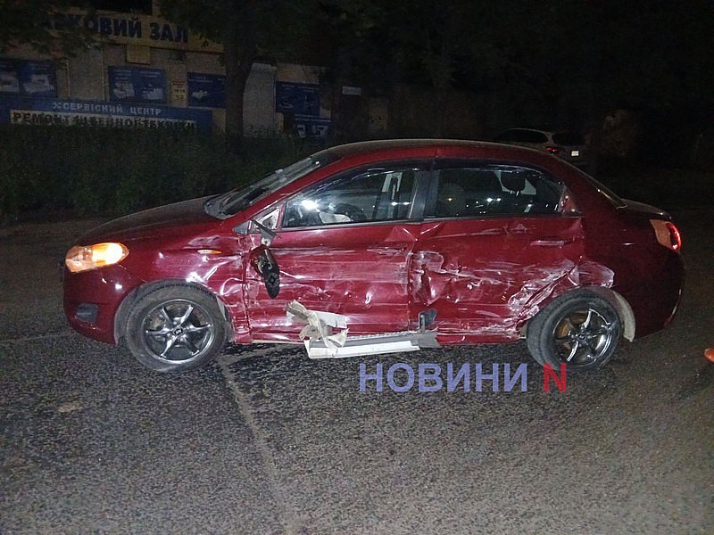 Фура врізалася в ЗАЗ у Миколаєві: постраждалих відвезла швидка