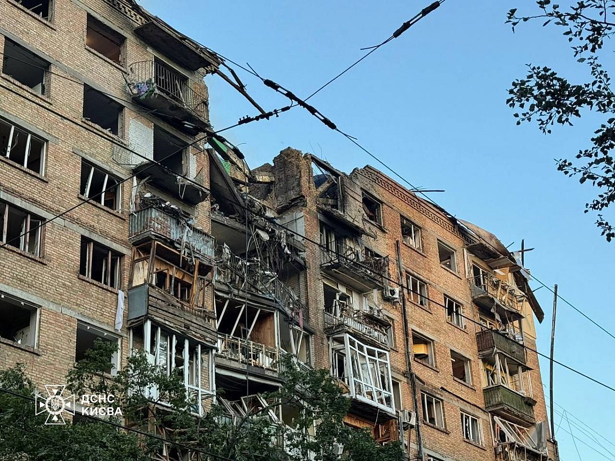 В Киеве ликвидируют последствия массированной атаки: более 40 локаций повреждены