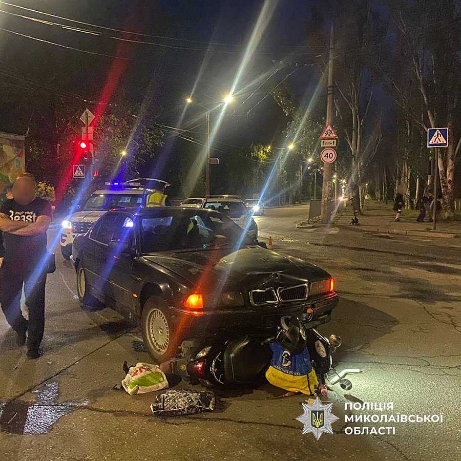 У Миколаєві BMW збив мопед: водія госпіталізували