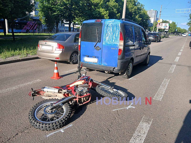 В Николаеве 15-летний мотоциклист врезался в Fiat: пострадавшего увезла «скорая»