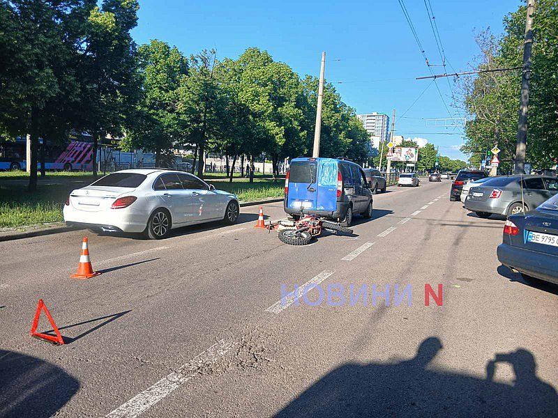 В Николаеве 15-летний мотоциклист врезался в Fiat: пострадавшего увезла «скорая»