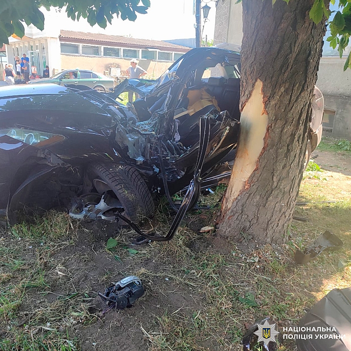 Пьяный водитель Mazda при обгоне врезался в BMW и влетел в дерево: двое погибших