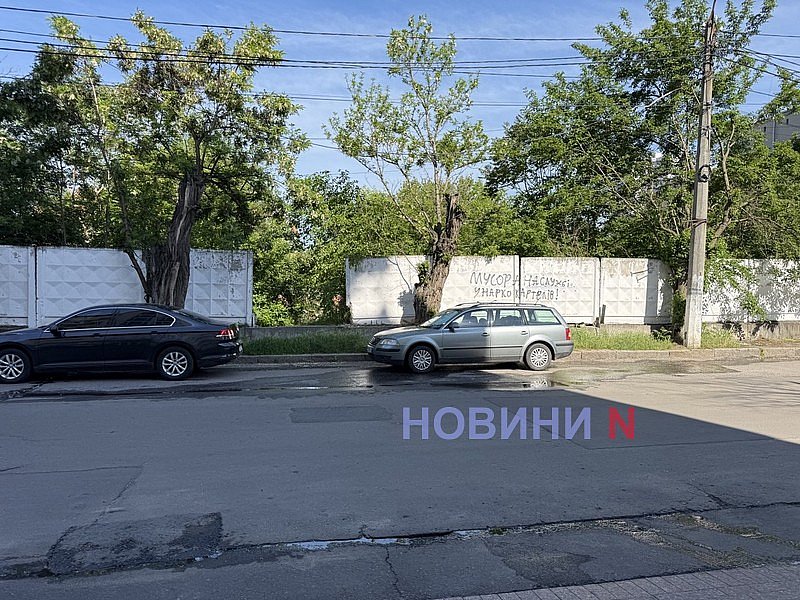 Пішоходи на дорозі: у центрі Миколаєва хочуть прибрати паркан, який роками створює аварійну ситуацію