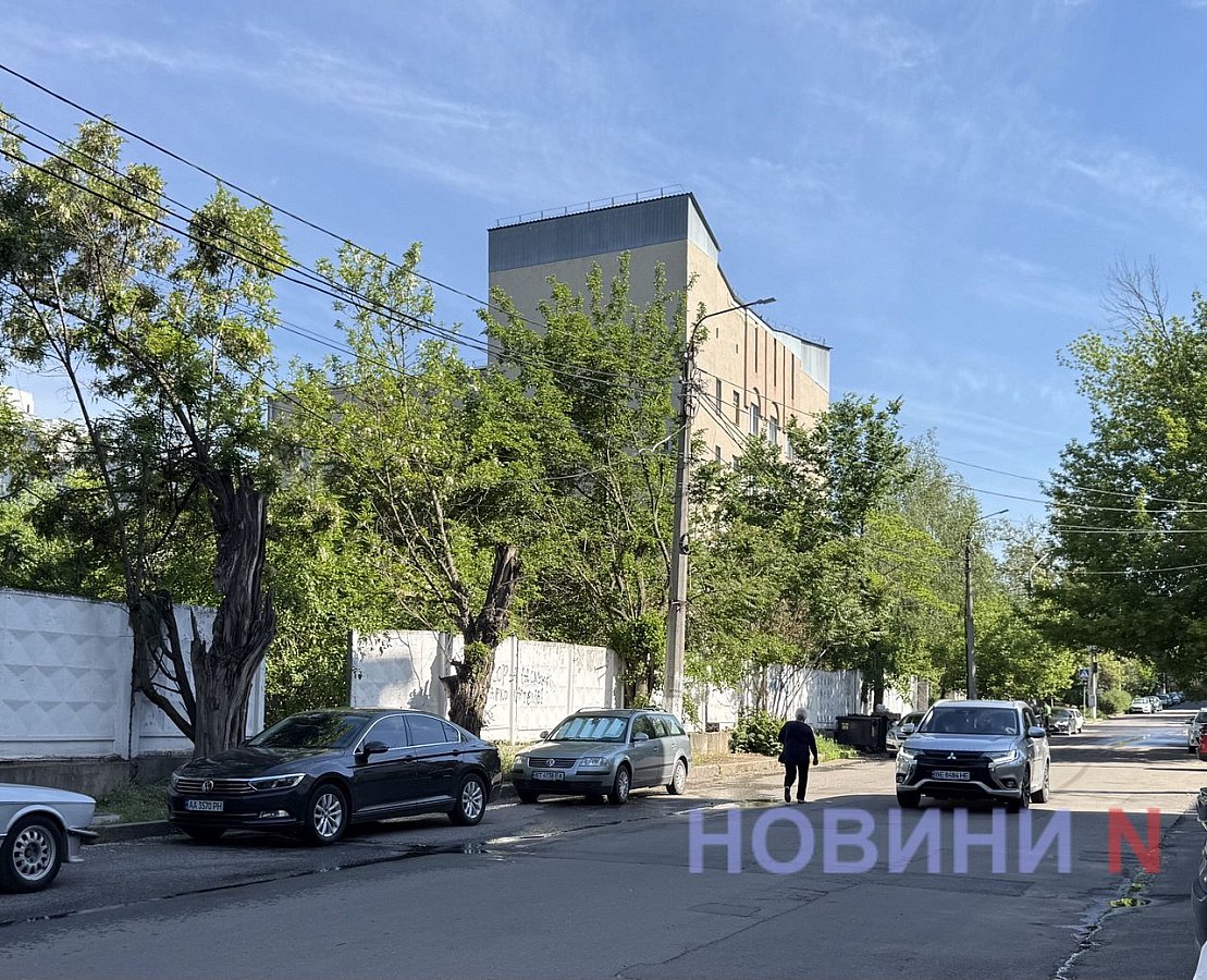 Пішоходи на дорозі: у центрі Миколаєва хочуть прибрати паркан, який роками створює аварійну ситуацію