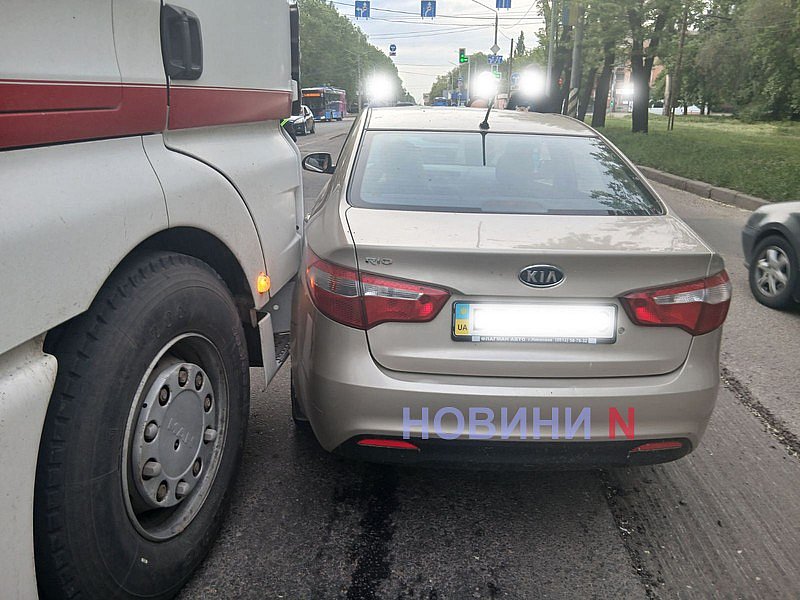 В Николаеве фура врезалась в Kia Rio