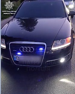 Молодой водитель незаконно установил красно-синие маячки на Audi: что ему грозит