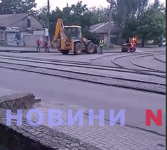 Ремонт дороги у Миколаєві: мешканці повідомили, що асфальт кладуть без мастики (відео)