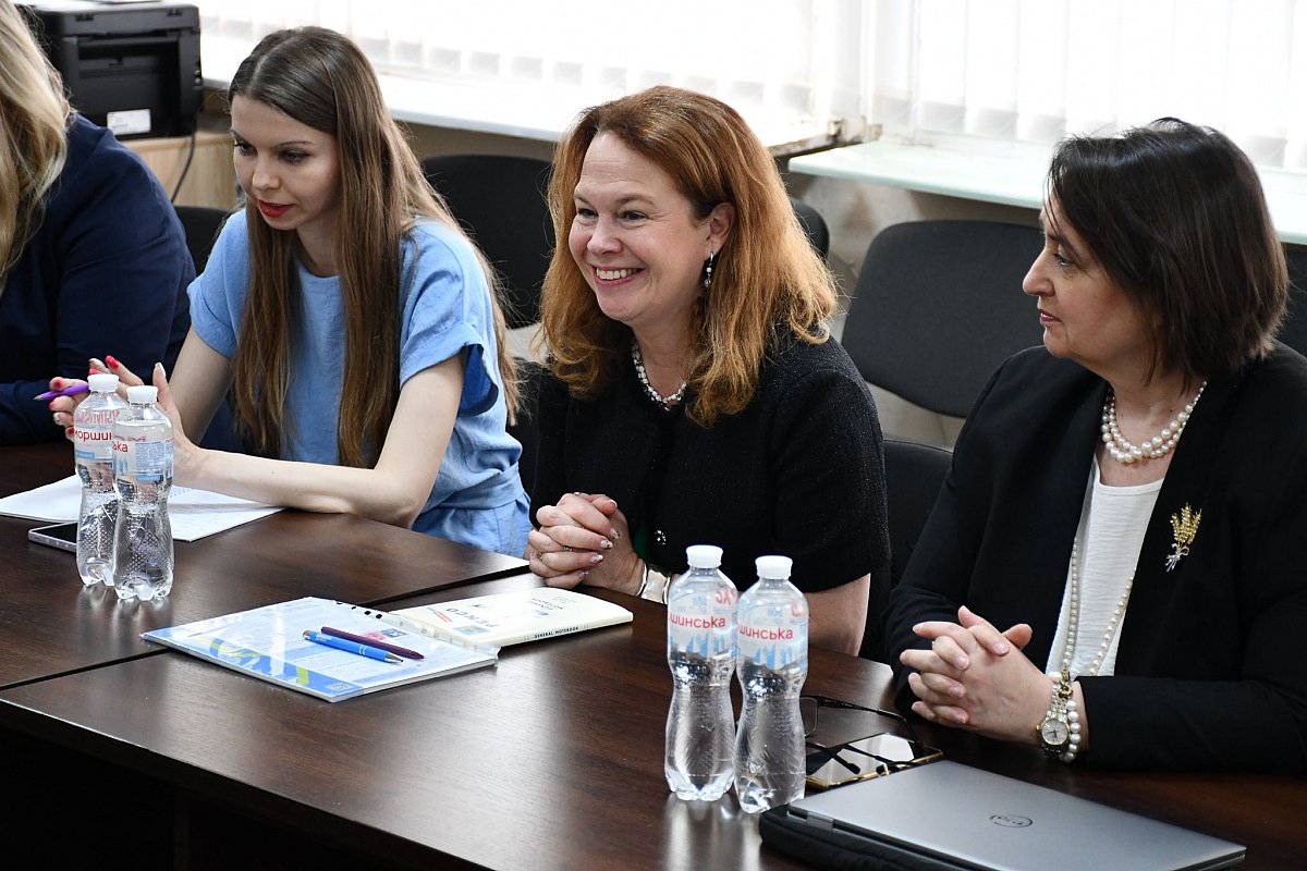 Без бар’єрів та стереотипів: на Миколаївщині обговорили розширення можливостей для жінок