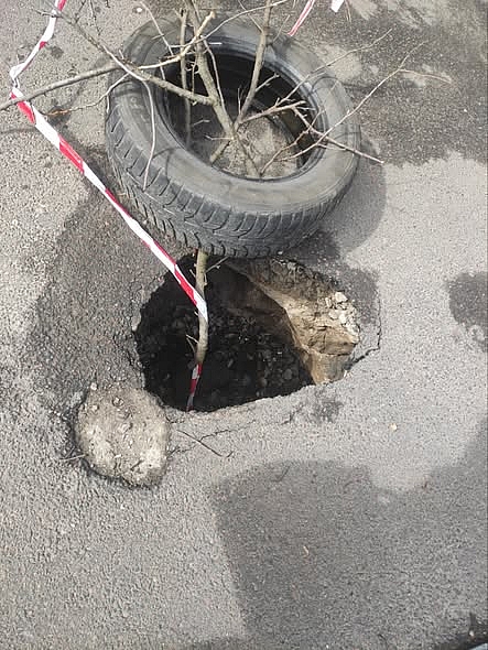 Во дворе многоэтажки в Николаеве образовалась опасная яма на дороге