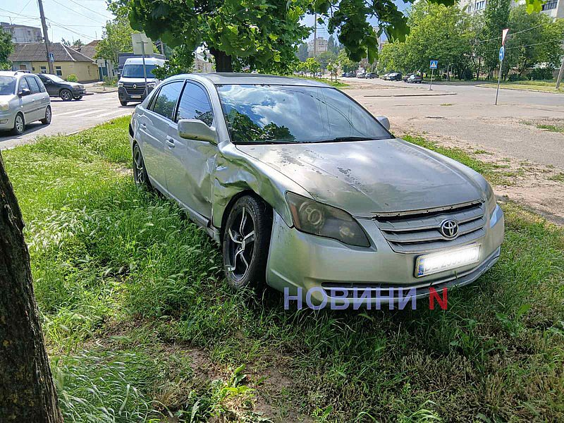 Жесткое ДТП в Николаеве: Toyota и Renault вылетели с дороги
