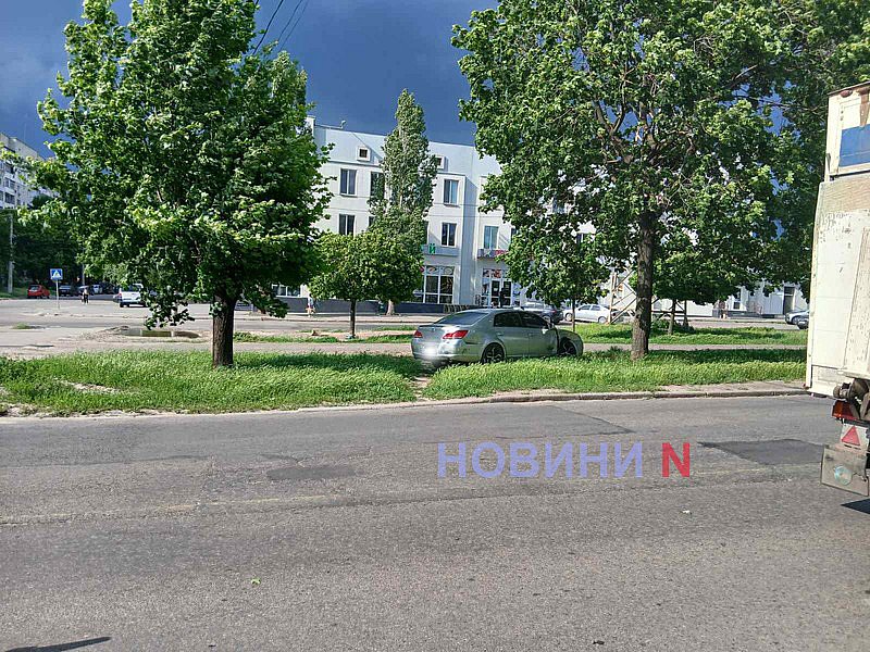 Жесткое ДТП в Николаеве: Toyota и Renault вылетели с дороги