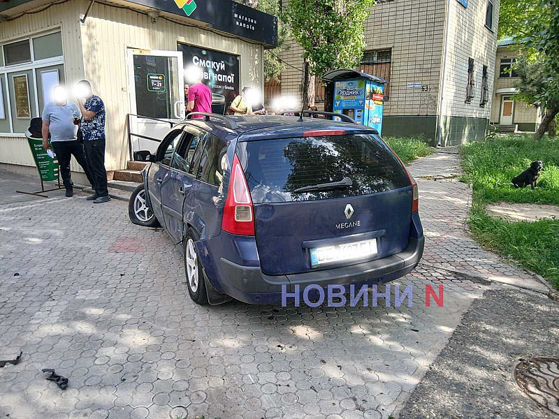 Жесткое ДТП в Николаеве: Toyota и Renault вылетели с дороги