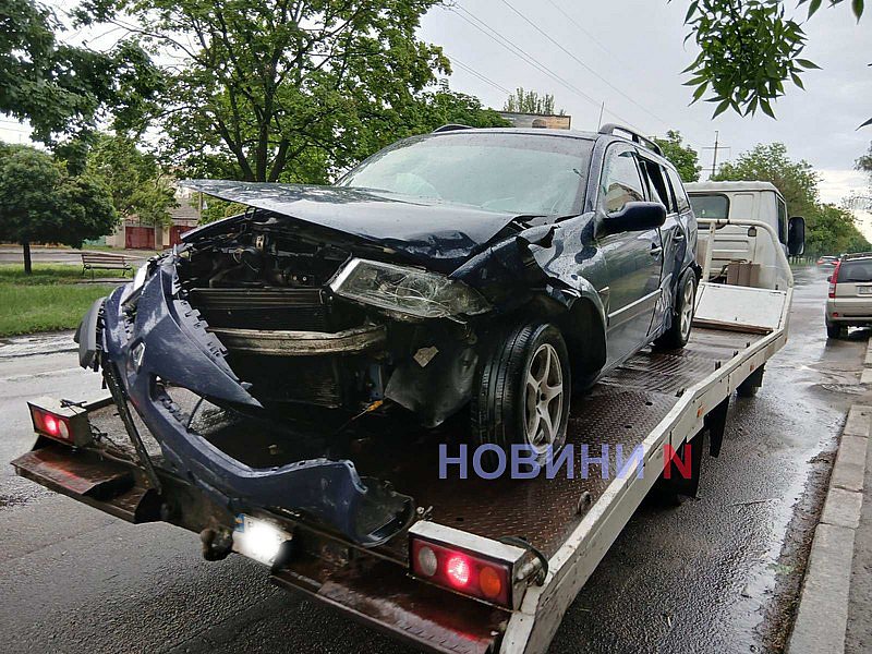 Жесткое ДТП в Николаеве: Toyota и Renault вылетели с дороги