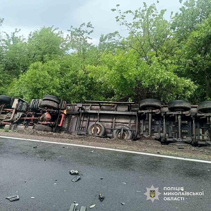 «Хюндай» врезался в два грузовика на Николаевщине: погиб пассажир
