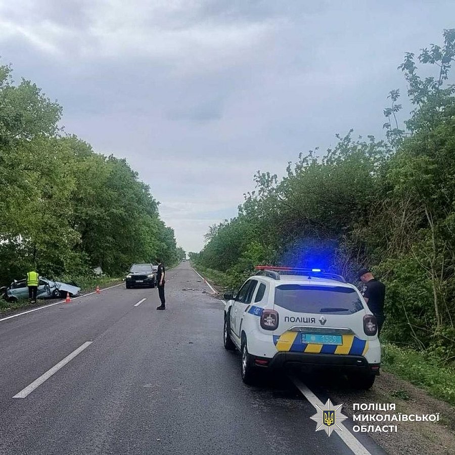 «Хюндай» врезался в два грузовика на Николаевщине: погиб пассажир