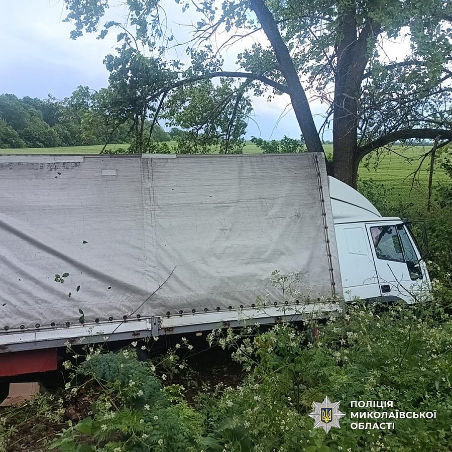 «Хюндай» врезался в два грузовика на Николаевщине: погиб пассажир