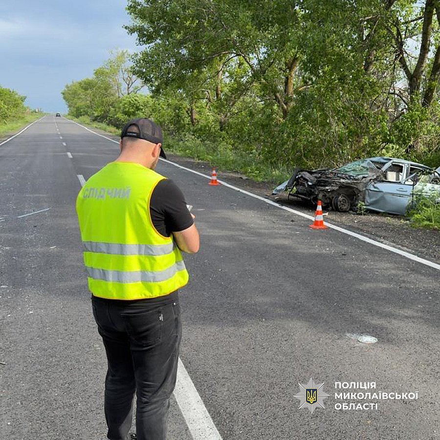 «Хюндай» врезался в два грузовика на Николаевщине: погиб пассажир