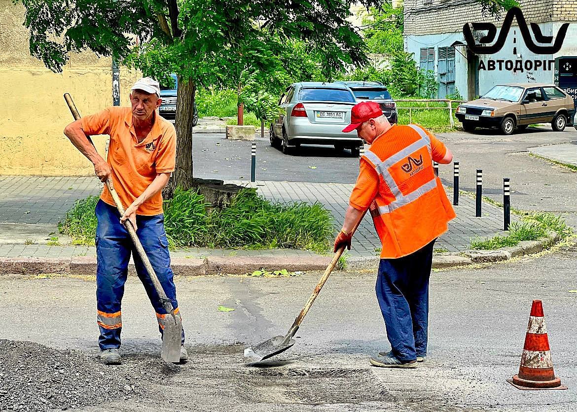 В Николаеве продолжают ликвидировать ямы на улицах города