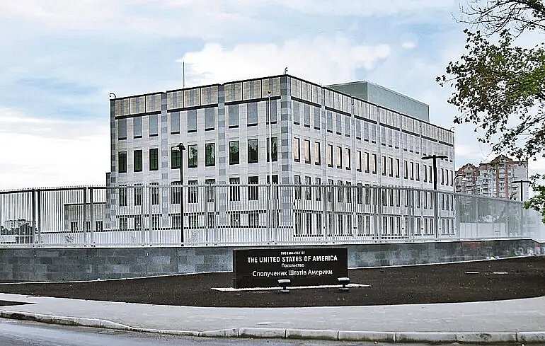 Посольство США у Києві спростувало евакуацію дипломатів і заявило про роботу у звичайному режимі