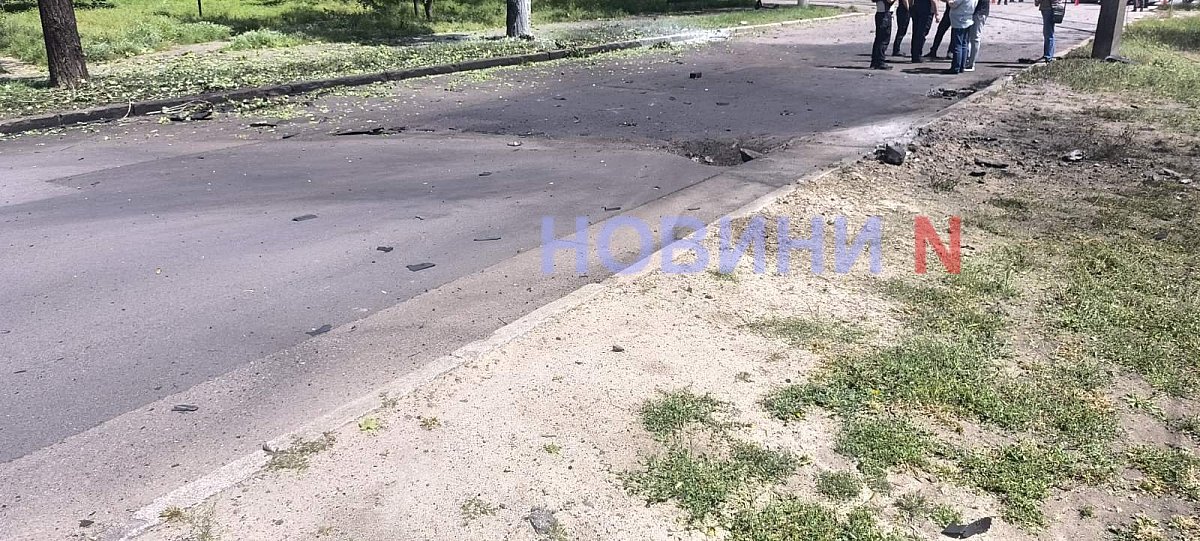Появились первые фото с места взрыва сбитого «шахеда» в Николаеве 