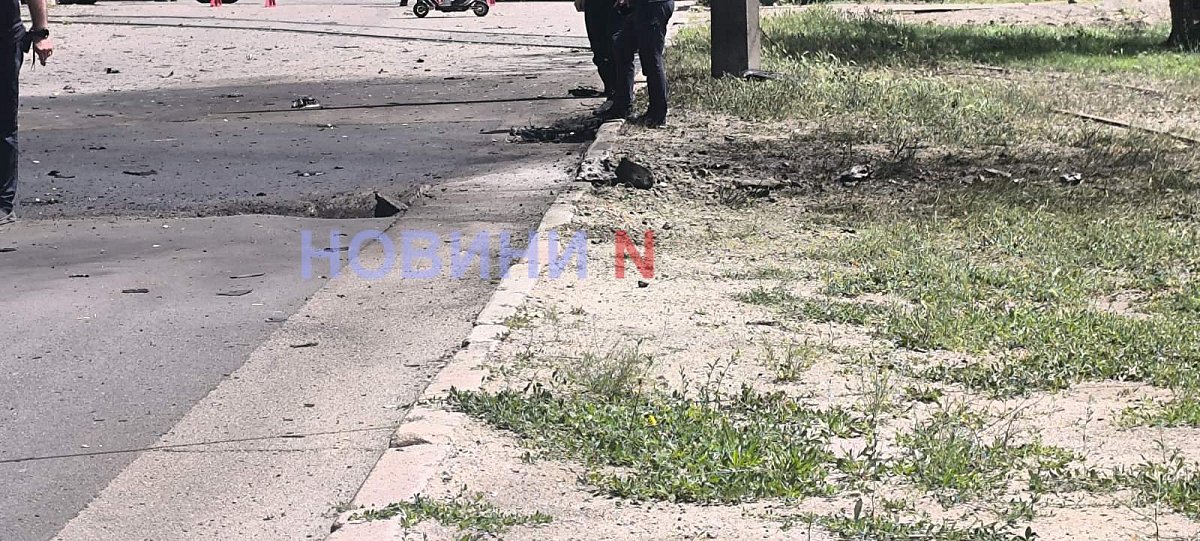 Появились первые фото с места взрыва сбитого «шахеда» в Николаеве 