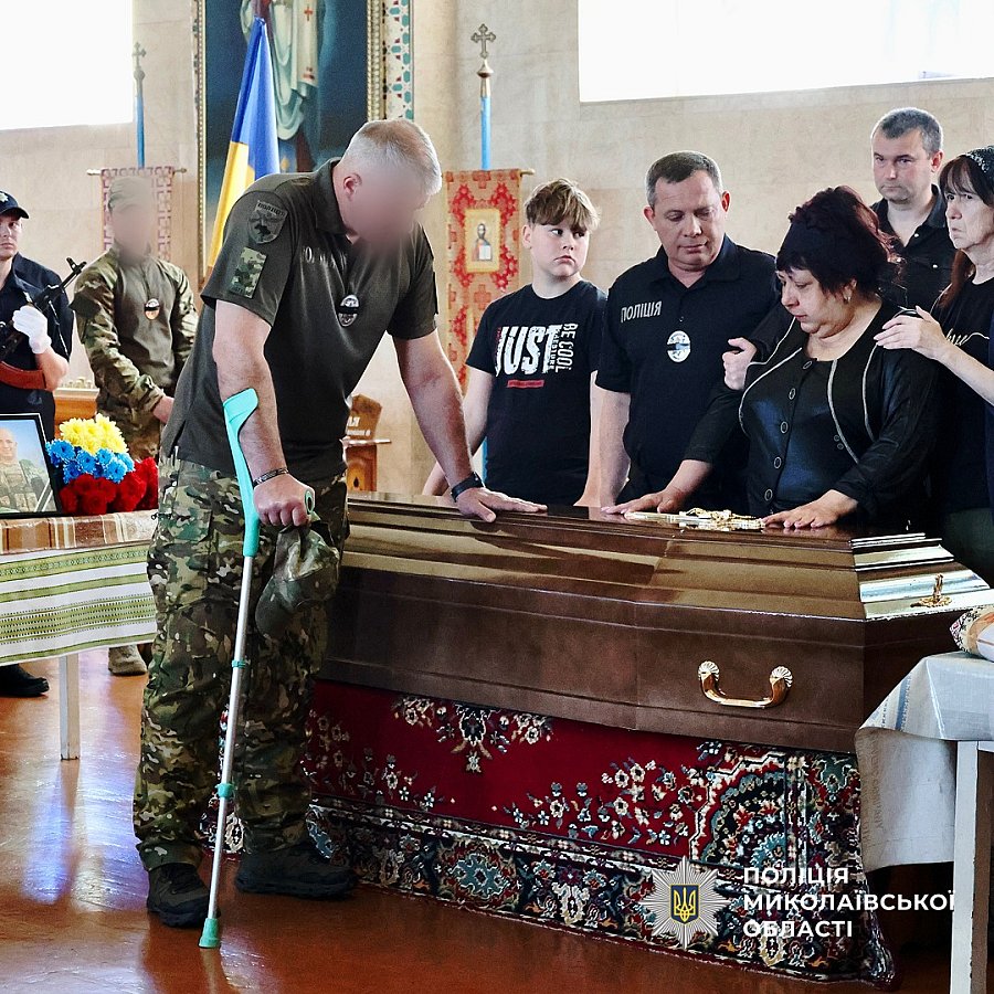 В Николаеве простились с погибшим полицейским (фото, видео)