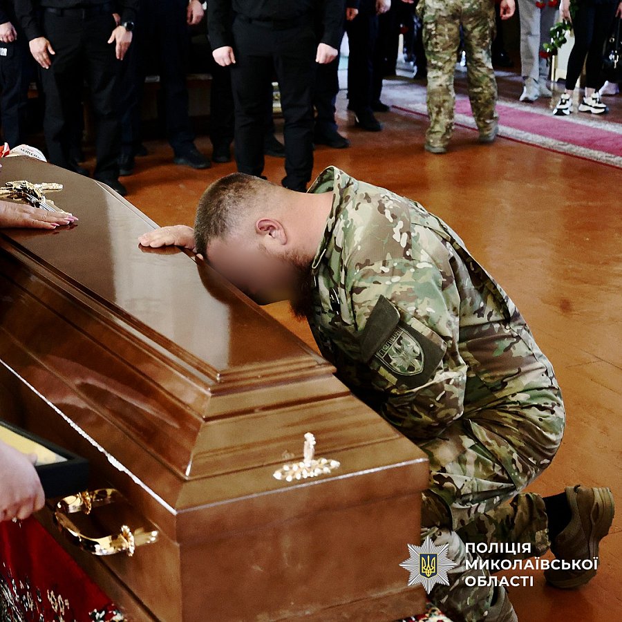 В Николаеве простились с погибшим полицейским (фото, видео)