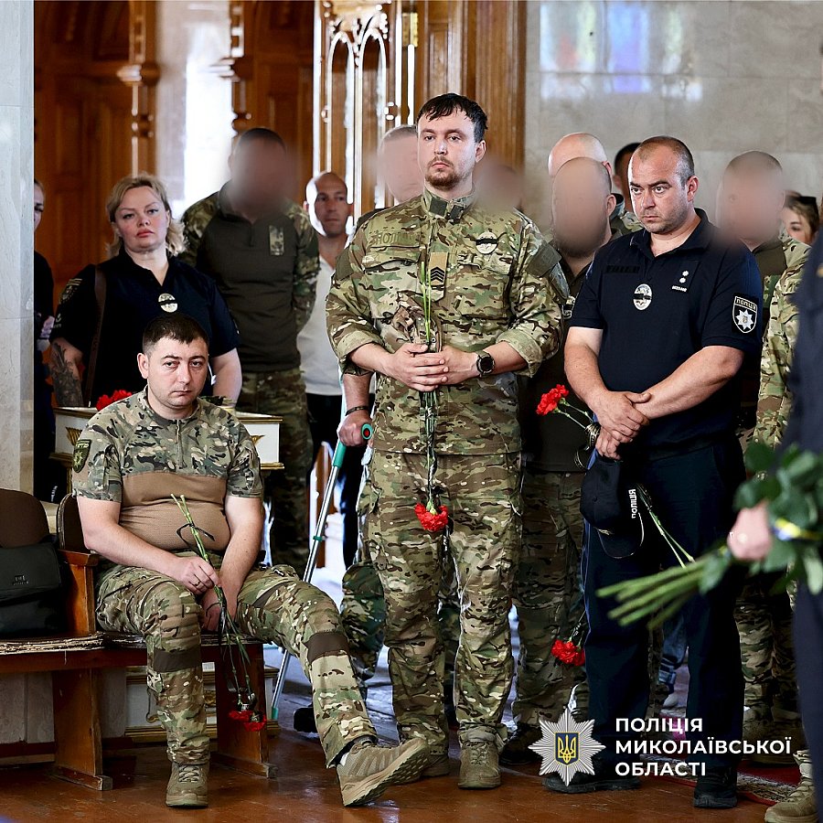 В Николаеве простились с погибшим полицейским (фото, видео)