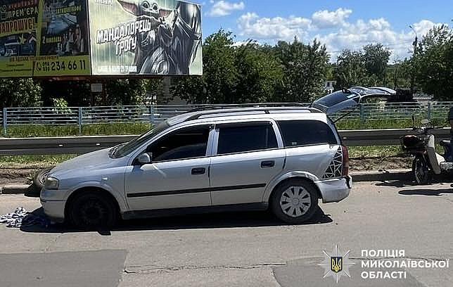 У Миколаївській області водій мопеда помер після зіткнення з припаркованим авто